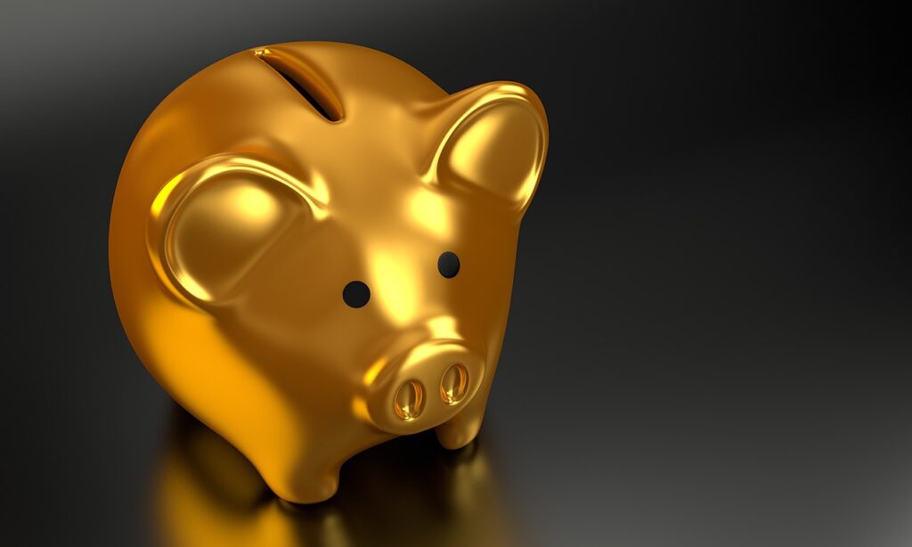 golden piggy bank against black background to represent high yield savings accounts