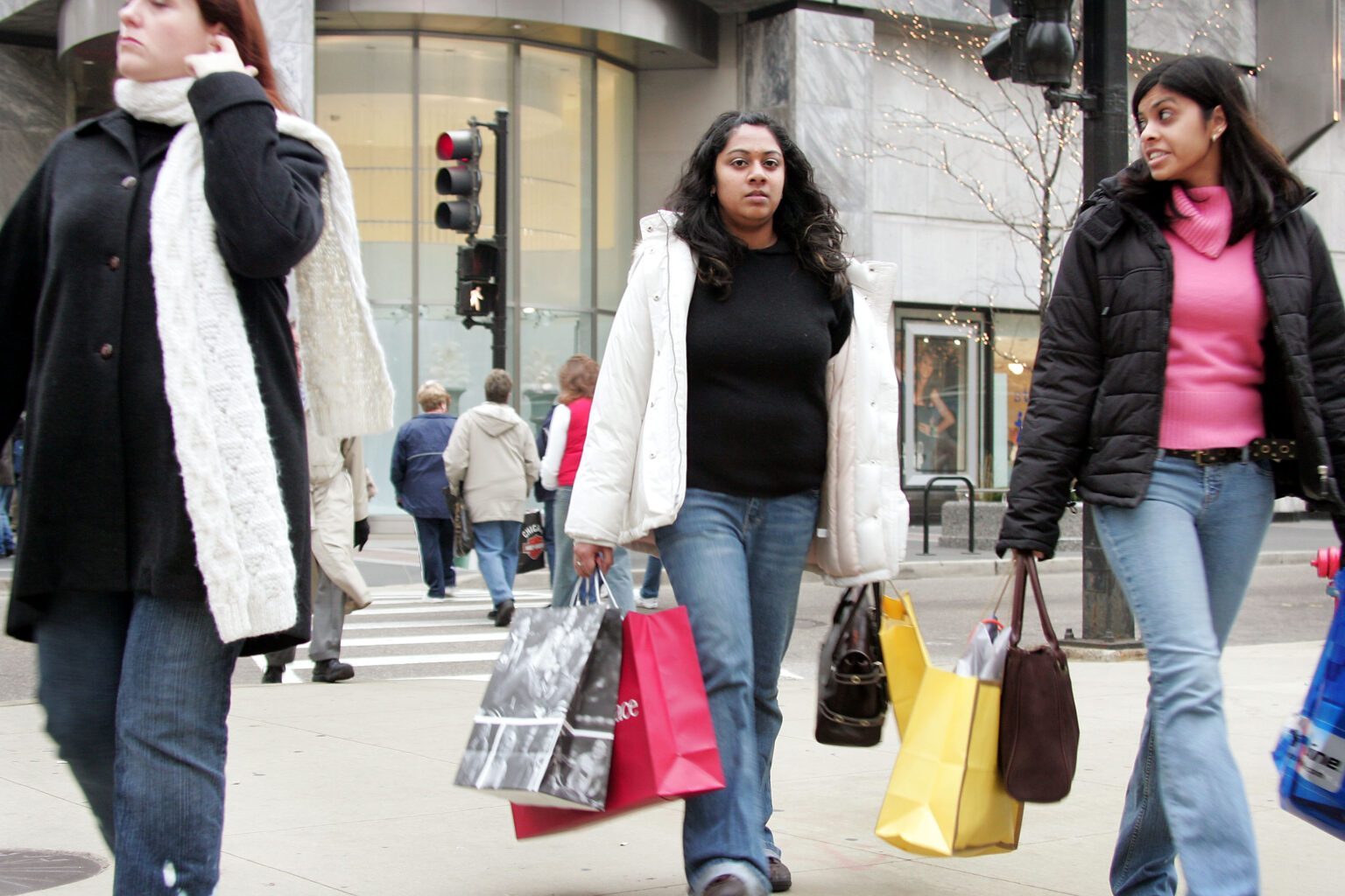 CHICAGO - DECEMBER 10: Shoppers carry packages along the Michigan Avenue shopping district December 10, 2004 in Chicago, Illinois. U.S. consmer confidence seems to of raised in December following a dismal start to the Christmas shopping season on "Black Friday."